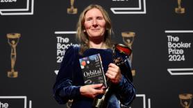 Samantha Harvey gana el premio Booker 2024 con su epopeya espacial 'Orbital'