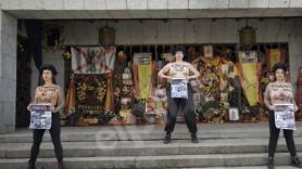 Activistas de Femen protestan frente a la tumba de Franco por el 20N