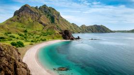 La floral isla donde se hallaron los primeros restos de los 'hobbits'