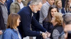 Felipe y Letizia, aplaudidos en Chiva tras su tensa visita a Paiporta