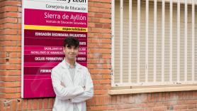 El joven aspirante a mejor profesor de España enamora a padres y alumnos con su forma de enseñar fuera de las aulas