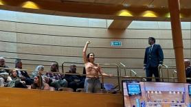 Dos activistas de Femen irrumpen en el Senado con motivo de la cumbre antiabortista