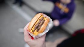 El nutricionista Luis Zamora desvela los minutos de esperanza de vida que resta cada hamburguesa con queso