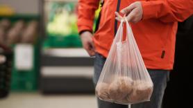 La prohibición de las bolsas de plástico gratuitas en supermercados se convierte en una pésima idea para el planeta