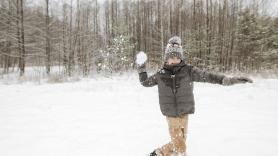 Gran hazaña de un niño para demoler la centenaria ley que le prohibía tirar bolas de nieve