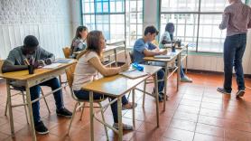 Un alumno se balancea en la silla del aula y cae: estos dice la ley si el estudiante sufre daños