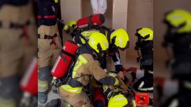 Unos maestros inesperados enseñan a los bomberos a salvar vidas a ciegas en los incendios más peliagudos