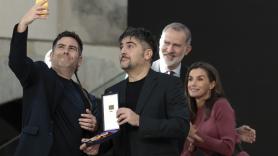 Los reyes entregan un premio a Estopa, ellos aprovechan para un 'selfie' y el comentario estrella no tarda en llegar