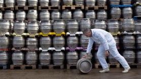 Canarias se pone patas arriba por el robo de 2.784 barriles de cerveza