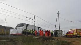 El pueblo partido por las vías del tren en el que te juegas la vida para llegar a la estación de autobús