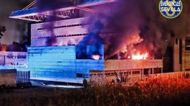 Los Bomberos trabajan en un incendio de grandes dimensiones en el Auditorio Rocío Jurado de Sevilla