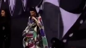 Laura Pausini se tropieza con su vestido y se cae en pleno concierto