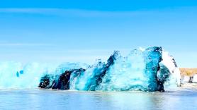 Van en travesía por los glaciares de Islandia y un iceberg cobra vida delante de ellos