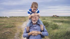 Un psicólogo pide a los abuelos y abuelas dejar de decir inmediatamente estas populares frases a sus nietos