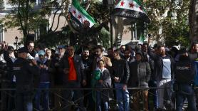 La bandera de la independencia ondea en la embajada de Siria en Madrid: "Un sueño hecho realidad"