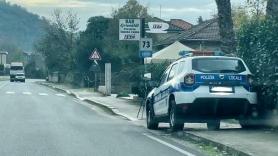 El coche de policía aparca en zona prohibida y se forra a poner multas: el plan de un vecino desmonta la sangría de sanciones