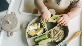 Adiós a las cucharas: los nutricionistas se unen para pedir a los padres que los bebés coman con la mano