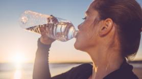 Investigan la nueva agua de moda y encienden las alarmas al descubrir esto en la mayoría de productos