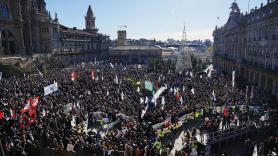 Una decena de activistas entra en la Delegación de la Xunta en Vigo al grito de "Altri no"