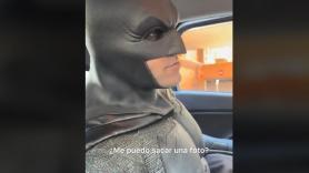 Su parecido con Batman es tanto que asusta, pero al quitarse la máscara más: los comentarios se multiplican