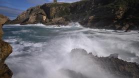 La ermita de Cantabria oculta en una caprichosa cueva en un acantilado que desafía el poder del mar