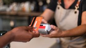 Cuenta por qué algunos restaurantes te cobran en la caja y no en la mesa: esto hay detrás