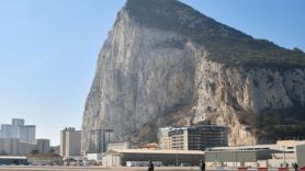 España acusa a Gibraltar de 'robar tierras' y estalla la tensión tras la irrupción de Europa