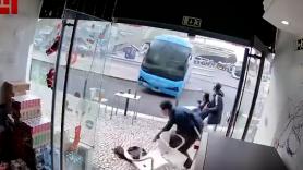 Una cámara de seguridad graba el pánico en una terraza antes de que la embistiera un autobús