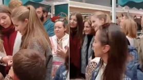 Una vecina de Catarroja ve a la familia real y su reacción no puede ser mejor: "Molt fort, molt fort"