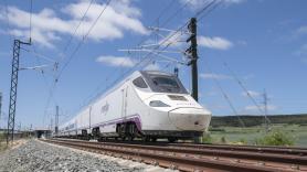 Desalojados del tren, con una intensa humareda, los pasajeros de un AVLO entre A Coruña y Madrid