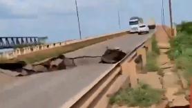 Un hombre graba un vídeo en un puente cuando de repente se empieza a derrumbar