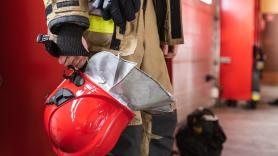 Llaman a los bomberos por un incendio en una caravana y encuentran un ataúd con el cuerpo de un joven en su interior