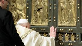 El papa abre la Puerta Santa de San Pedro y da inicio al Jubileo