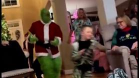 El Grinch les visita por Navidad y estos niños no olvidarán uno de los mayores sustos de su vida