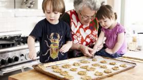 Abuela materna o paterna: la ciencia descubre la preferida de los nietos