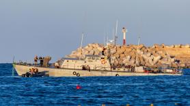 Un barco de la Marina de Marruecos merodea aguas españolas y queda encallado