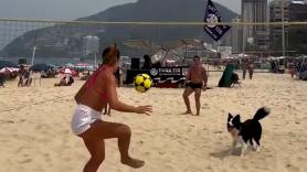 La divertida escena de tres brasileños jugando al volley playa con su perro