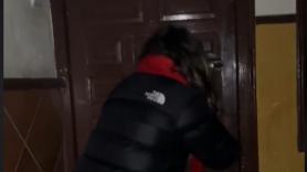 Alquilan un AirBnb y esta es la puerta con la que se encuentran: no pueden parar de reír