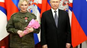 Occidente se pregunta quién es la mujer rubia que se cuela en las fotos de Putin como soldado, vendedora de helados y pescadera