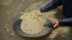 Acude a un río de Extremadura en busca de oro y asombra con la cantidad de pepitas que encuentra