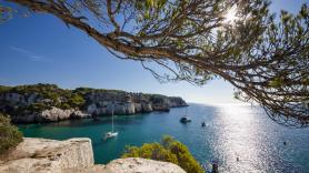 Este pueblo de Menorca toma un decisión firme y cierra para turistas: solo podrás visitarlo durante estas horas