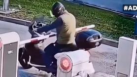 Baja la barrera del parking en el momento de pasar con la moto y su solución termina en drama