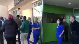 Mazón visita un hospital en Castellón y lo reciben con abucheos: "Hay gente que ha muerto por tu culpa"