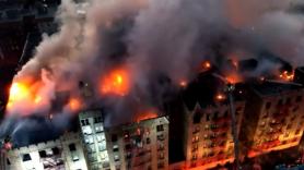 200 bomberos intentan apagar el fuego de un gran edificio en el Bronx de Nueva York