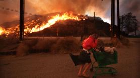 Se elevan a 10 los muertos por el fuego en Los Ángeles, donde han ardido ya 10.000 hogares