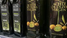 Carrefour y Alcampo van a la guerra de precios por el mejor aceite de oliva y los clientes lo celebran