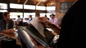 Un hostelero español señala la gran estrategia que aplican los restaurantes que te obligan a pagar en caja