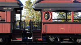 Padre e hijo tropiezan con una histórica locomotora abandonada, la llevan al jardín y montan el negocio del siglo