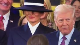 El 'casi beso' de Trump a Melania que se ha convertido en lo más comentado de la investidura