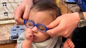 La emocionante reacción de un bebé con problemas visuales al ponerse las gafas por primera vez